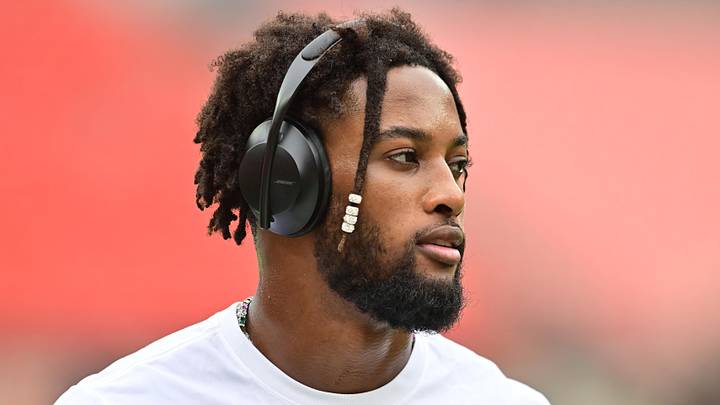 Cleveland Browns cornerback Denzel Ward (21) warms up 