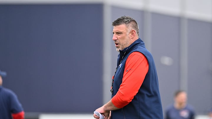 Jun 9, 2025; Foxborough, MA, USA; New England Patriots head coach Mike Vrabel watches over players during minicamp at Gillette Stadium. Mandatory Credit: Eric Canha-Imagn Images Jun 9, 2025; Foxborough, MA, USA; New England Patriots head coach Mike Vrabel watches over players during minicamp at Gillette Stadium. Mandatory Credit: Eric Canha-Imagn Images