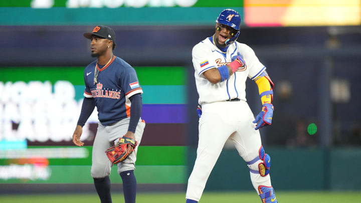 Acuña Jr. abrió el partido con un doble por el jardín central 