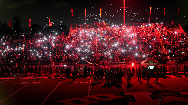 Before the start of the 4th quarter people in the stands waved their cell phone flashlights. St. Thomas Aquinas defeated the Manatee Hurricanes 16-13 on Friday night, in Bradenton to advance to state championship.
