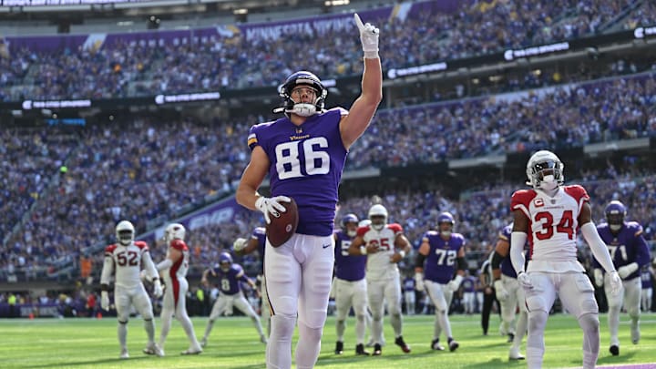 Oct 30, 2022; Minneapolis, Minnesota, USA; Minnesota Vikings tight end Johnny Mundt (86) scores a touchdown as Arizona Cardinals safety Jalen Thompson (34) looks on during the first quarter at U.S. Bank Stadium. Mandatory Credit: Jeffrey Becker-Imagn Images Oct 30, 2022; Minneapolis, Minnesota, USA; Minnesota Vikings tight end Johnny Mundt (86) scores a touchdown as Arizona Cardinals safety Jalen Thompson (34) looks on during the first quarter at U.S. Bank Stadium. Mandatory Credit: Jeffrey Becker-Imagn Images