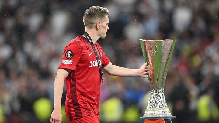 Matthias Ginter durfte die EL-Trophäe nicht hochhalten