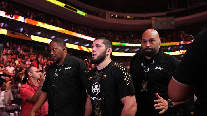 Aug 15, 2026; Philadelphia, Pennsylvania, USA; Islam Makhachev (red gloves) celebrates after defeating Iah Machado Garry (blue gloves) in the welterweight title bout during UFC 330 at Xfinity Mobile Arena. Mandatory Credit: Kyle Ross-Imagn Images Aug 15, 2026; Philadelphia, Pennsylvania, USA; Islam Makhachev (red gloves) celebrates after defeating Iah Machado Garry (blue gloves) in the welterweight title bout during UFC 330 at Xfinity Mobile Arena. Mandatory Credit: Kyle Ross-Imagn Images