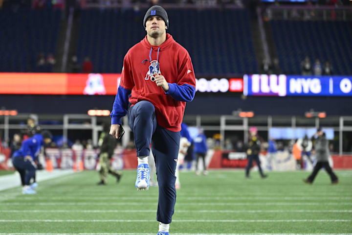 Dec 1, 2025; Foxborough, Massachusetts, USA; New England Patriots tight end Hunter Henry (85) warms up prior to the game agai Dec 1, 2025; Foxborough, Massachusetts, USA; New England Patriots tight end Hunter Henry (85) warms up prior to the game agai