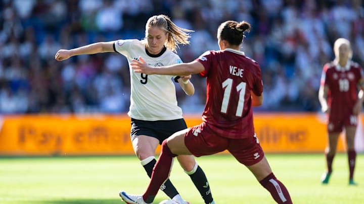 Sjoeke Nüsken (am Ball) im Zweikampf mit Veje Sjoeke Nüsken (am Ball) im Zweikampf mit Veje