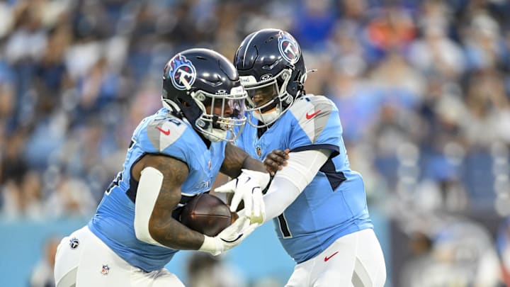 Tennessee Titans quarterback Cameron Ward hands the ball off to running back Kalel Mullings. Mandatory Credit: Steve Roberts-Imagn Images