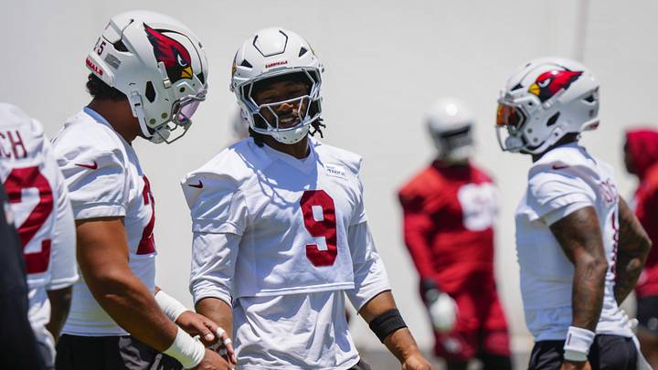 Arizona Cardinals linebacker BJ Ojulari (9) warms up during organized team activities at the Cardinals Training Facility in Tempe on May 27, 2026. Arizona Cardinals linebacker BJ Ojulari (9) warms up during organized team activities at the Cardinals Training Facility in Tempe on May 27, 2026.