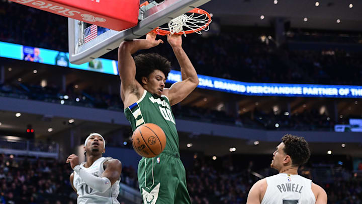 Mar 5, 2025; Milwaukee, Wisconsin, USA; Milwaukee Bucks center Jericho Sims (00) dunks a basket against Dallas Mavericks guard Brandon Williams (10) and center Dwight Powell (7) in the second quarter at Fiserv Forum. Mandatory Credit: Benny Sieu-Imagn Images Mar 5, 2025; Milwaukee, Wisconsin, USA; Milwaukee Bucks center Jericho Sims (00) dunks a basket against Dallas Mavericks guard Brandon Williams (10) and center Dwight Powell (7) in the second quarter at Fiserv Forum. Mandatory Credit: Benny Sieu-Imagn Images