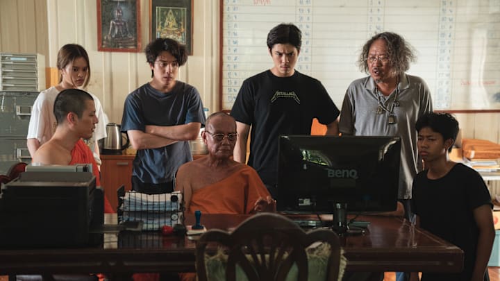 The Believers. (L to R) Achiraya Nitibhon(อชิรญา นิติพน) as เดียร์ Dear, Paophet Charoensook(เผ่าเพชร เจริญสุข) as พระเอกชัย Monk Ekachai, Teeradon Supapunpinyo(ธีรดนย์ ศุภพันธุ์ภิญโญ) as วิน Win, Surasee Phatham(สุรสีห์ ผาธรรม) as หลวงพ่อกิ้ว Father Kiw, Pachara Chirathivat(พชร จิราธิวัฒน์) as เกม Game, Channarong Khantheethao(ชาญณรงค์ ขันทีท้าว) as น้าแต๋ง Tang in The Believers. Cr. Courtesy of Netflix © 2024