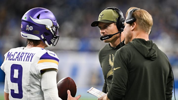 Nov 2, 2025; Detroit, Michigan, USA; Minnesota Vikings head coach Kevin O'Connell speaks with Minnesota Vikings quarterback J.J. McCarthy (9) in the first quarter against the Detroit Lions at Ford Field. Mandatory Credit: Lon Horwedel-Imagn Images Nov 2, 2025; Detroit, Michigan, USA; Minnesota Vikings head coach Kevin O'Connell speaks with Minnesota Vikings quarterback J.J. McCarthy (9) in the first quarter against the Detroit Lions at Ford Field. Mandatory Credit: Lon Horwedel-Imagn Images