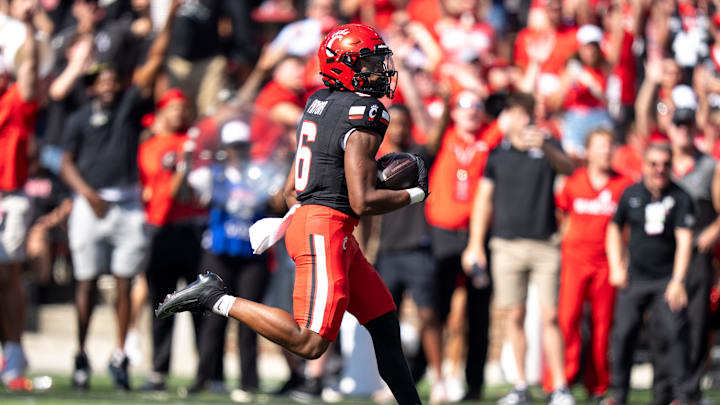 Cincinnati Bearcats running back Evan Pryor (6) scores a touchdown in the first quarter of the NCAA football game between the Cincinnati Bearcats and Iowa State Cyclones at Nippert Stadium in Cincinnati on Oct. 4, 2025. Cincinnati Bearcats running back Evan Pryor (6) scores a touchdown in the first quarter of the NCAA football game between the Cincinnati Bearcats and Iowa State Cyclones at Nippert Stadium in Cincinnati on Oct. 4, 2025.