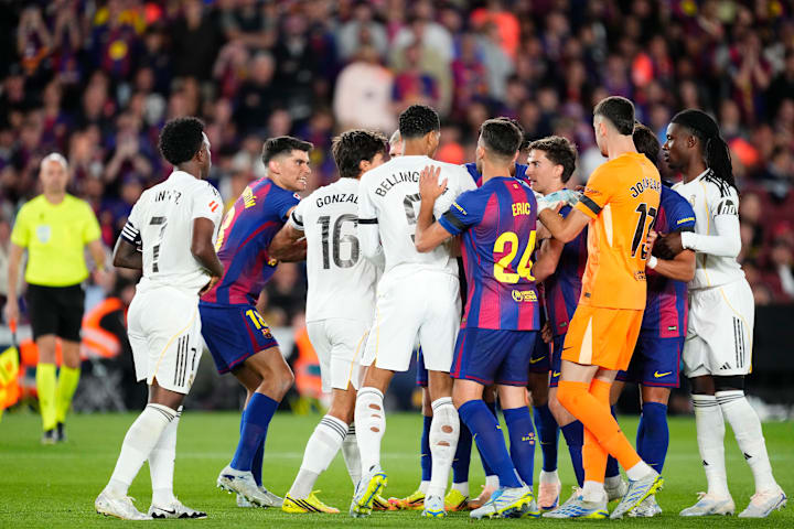 Barcelona and Real Madrid players huddle. นักเตะบาร์เซโลนาและเรอัล มาดริด รวมกลุ่มกัน