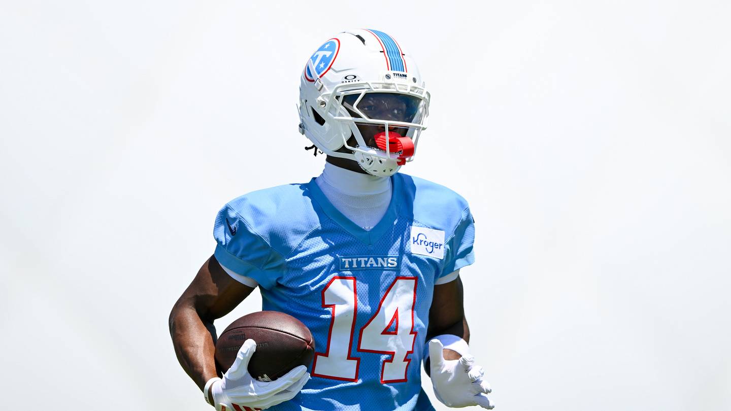 Cam Ward e Carnell Tate si allenano insieme durante un scrimmage dei Titans a Nashville