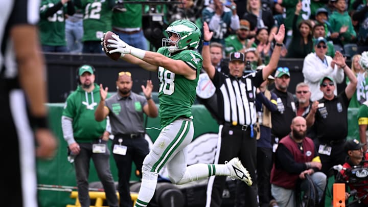 Oct 26, 2025; Philadelphia, Pennsylvania, USA; Philadelphia Eagles tight end Dallas Goedert (88) scores a touchdown against the New York Giants in the fourth quarter at Lincoln Financial Field. Mandatory Credit: Eric Hartline-Imagn Images Oct 26, 2025; Philadelphia, Pennsylvania, USA; Philadelphia Eagles tight end Dallas Goedert (88) scores a touchdown against the New York Giants in the fourth quarter at Lincoln Financial Field. Mandatory Credit: Eric Hartline-Imagn Images
