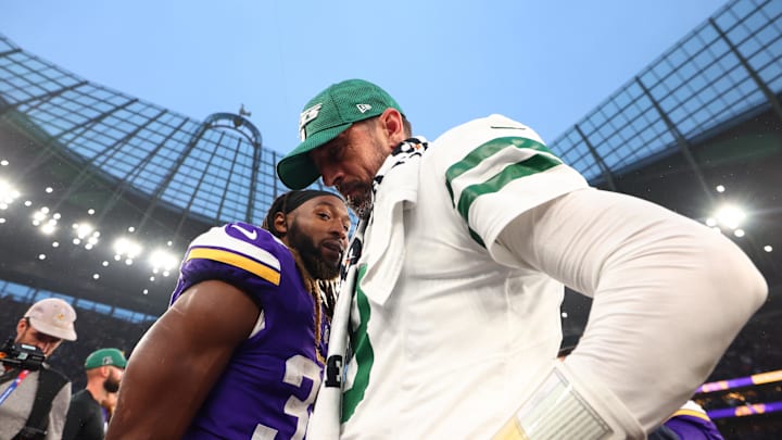 Oct 6, 2024; Tottenham, ENG; New York Jets quarterback Aaron Rodgers (8) speaks with Minnesota Vikings Running Back Aaron Jones (33) after the 17-23 defeat at Tottenham Hotspur Stadium. Mandatory Credit: Shaun Brooks-Imagn Images Oct 6, 2024; Tottenham, ENG; New York Jets quarterback Aaron Rodgers (8) speaks with Minnesota Vikings Running Back Aaron Jones (33) after the 17-23 defeat at Tottenham Hotspur Stadium. Mandatory Credit: Shaun Brooks-Imagn Images