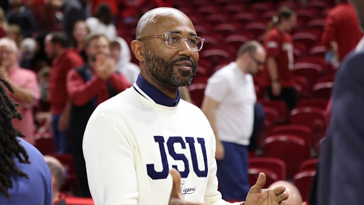Nov 21, 2025; Fayetteville, Arkansas, USA; Jackson State Tigers head coach Mo Williams congratulates Arkansas Razorbacks players after the game at Bud Walton Arena. Arkansas won 115-61. Mandatory Credit: Nelson Chenault-Imagn Images Nov 21, 2025; Fayetteville, Arkansas, USA; Jackson State Tigers head coach Mo Williams congratulates Arkansas Razorbacks players after the game at Bud Walton Arena. Arkansas won 115-61. Mandatory Credit: Nelson Chenault-Imagn Images