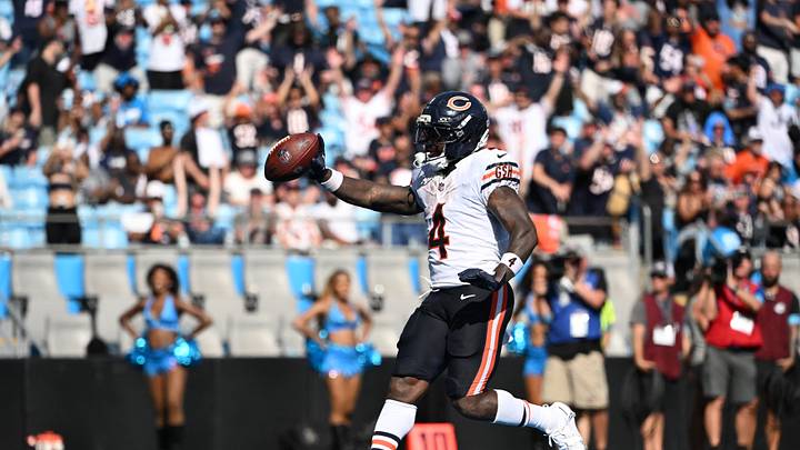 Sep 13, 2026; Charlotte, North Carolina, USA; Chicago Bears running back D'Andre Swift (4) runs with the ball for a touchdown in the fourth quarter against the Carolina Panthers at Bank of America Stadium. Mandatory Credit: Bob Donnan-Imagn Images Sep 13, 2026; Charlotte, North Carolina, USA; Chicago Bears running back D'Andre Swift (4) runs with the ball for a touchdown in the fourth quarter against the Carolina Panthers at Bank of America Stadium. Mandatory Credit: Bob Donnan-Imagn Images