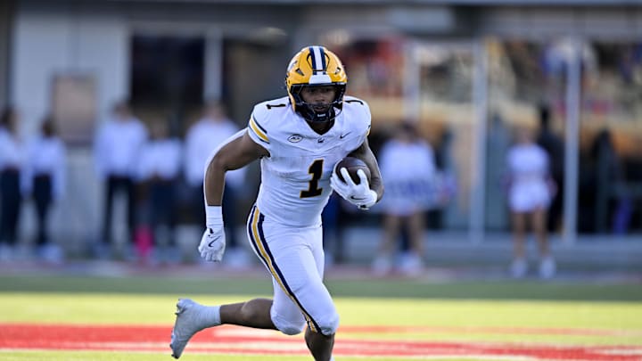 Jaydn Ott runs the ball during California's game against SMU.