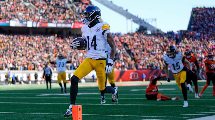 Pittsburgh Steelers wide receiver George Pickens (14) breaks through the defense for a touchdown reception in the first quarter of the NFL Week 13 game between the Cincinnati Bengals and the Pittsburgh Steelers at Paycor Stadium in downtown Cincinnati on Sunday, Dec. 1, 2024.