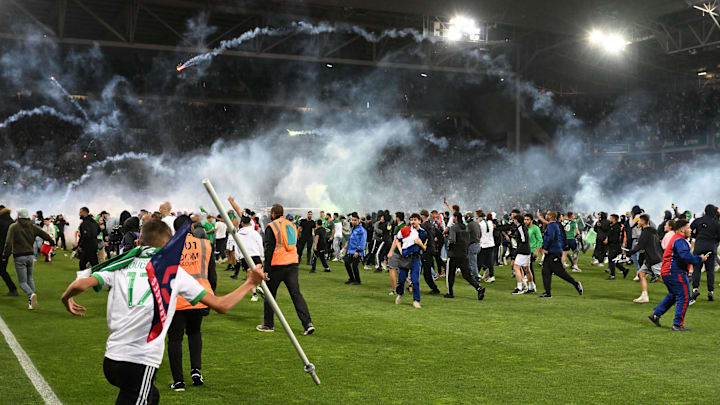 L'invasione di campo dei tifosi del Saint-Etienne