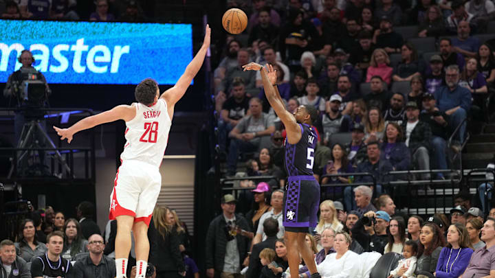 Mar 10, 2024; Sacramento, California, USA; Sacramento Kings guard De'Aaron Fox (5) shoots against Houston Rockets center Alperen Sengun (28) during the third quarter at Golden 1 Center. Mandatory Credit: Darren Yamashita-Imagn Images Mar 10, 2024; Sacramento, California, USA; Sacramento Kings guard De'Aaron Fox (5) shoots against Houston Rockets center Alperen Sengun (28) during the third quarter at Golden 1 Center. Mandatory Credit: Darren Yamashita-Imagn Images