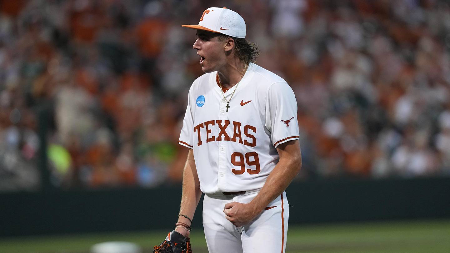 Texas Baseball Live Score for College World Series Opener vs. Georgia