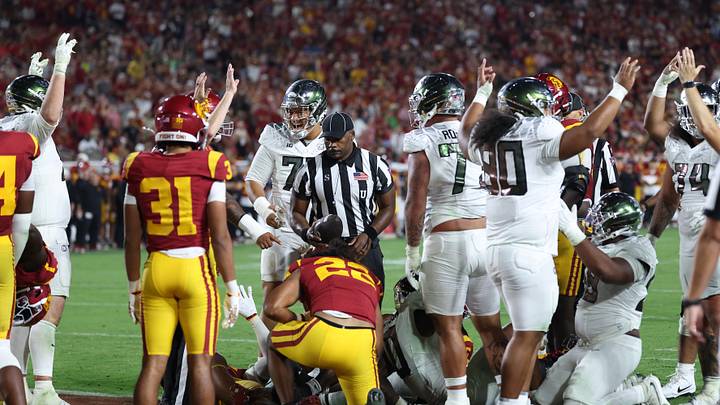 Sep 26, 2026; Los Angeles, California, USA;  Oregon Ducks players celebrate after running back Jordon Davison (obscured) scored a two-yard touchdown against the USC Trojans during the fourth quarter at United Airlines Field at Los Angeles Memorial Coliseum.  Mandatory Credit: Kiyoshi Mio-Imagn Images