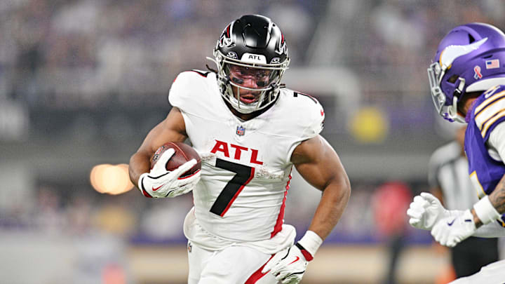 Sep 14, 2025; Minneapolis, Minnesota, USA; Atlanta Falcons running back Bijan Robinson (7) runs the ball during the first half against the Minnesota Vikings at U.S. Bank Stadium. Mandatory Credit: Jeffrey Becker-Imagn Images