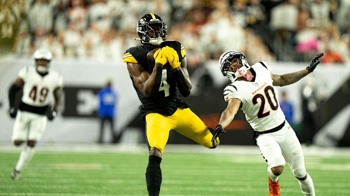 Pittsburgh Steelers wide receiver DK Metcalf (4) catches a pass as Cincinnati Bengals cornerback DJ Turner II (20) defends in the first quarter of the NFL game between the Cincinnati Bengals and Pittsburgh Steelers at Paycor Stadium in Cincinnati on Oct. 16, 2025. Pittsburgh Steelers wide receiver DK Metcalf (4) catches a pass as Cincinnati Bengals cornerback DJ Turner II (20) defends in the first quarter of the NFL game between the Cincinnati Bengals and Pittsburgh Steelers at Paycor Stadium in Cincinnati on Oct. 16, 2025.
