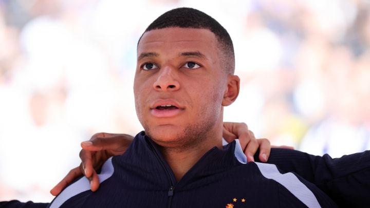 Kylian Mbappé s'est fracturé le nez. Kylian Mbappé s'est fracturé le nez.