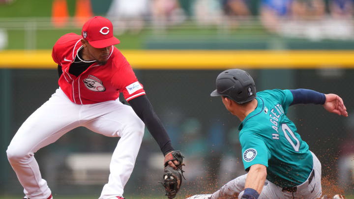 Seattle Mariners second baseman Sam Haggerty (0) steals second base before Cincinnati Reds shortstop