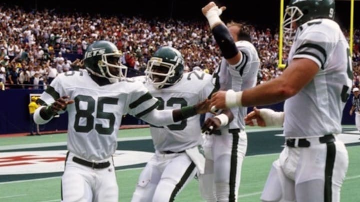 Wesley Walker (85) celebrates with teammates