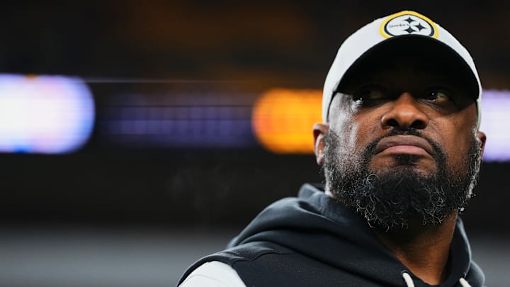 Former Pittsburgh Steelers head coach Mike Tomlin on the sidelines