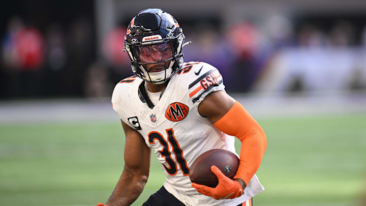 Nov 16, 2025; Minneapolis, Minnesota, USA; Chicago Bears free safety Kevin Byard (31) runs for a gain following an interception during the second quarter against the Minnesota Vikings at U.S. Bank Stadium. Mandatory Credit: Jeffrey Becker-Imagn Images