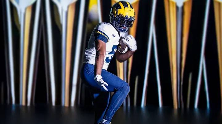 Savion Hiter strikes the Heisman pose