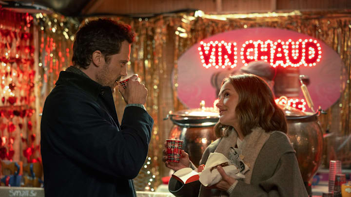 Şampanya Sorunları. (LR) Tom Wozniczka, Henri Cassell rolünde ve Minka Kelly, Sydney Price rolünde, Şampanya Sorunları