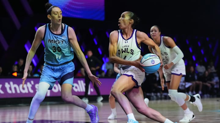 Jan 17, 2025; Miami, FL, USA; Skylar Diggins-Smith (4) of the Lunar Owls drives toward the basket as Breanna Stewart (30) of the Mist defends during the first half of the Unrivaled women’s professional 3v3 basketball league at Wayfair Arena. Mandatory Credit: Jim Rassol-Imagn Images Jan 17, 2025; Miami, FL, USA; Skylar Diggins-Smith (4) of the Lunar Owls drives toward the basket as Breanna Stewart (30) of the Mist defends during the first half of the Unrivaled women’s professional 3v3 basketball league at Wayfair Arena. Mandatory Credit: Jim Rassol-Imagn Images
