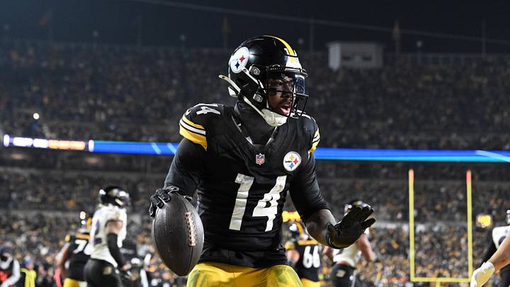 Jan 4, 2026; Pittsburgh, Pennsylvania, USA; Pittsburgh Steelers running back Kenneth Gainwell (14) rushes for a touchdown against the Baltimore Ravens during the second half at Acrisure Stadium. Mandatory Credit: Barry Reeger-Imagn Images Jan 4, 2026; Pittsburgh, Pennsylvania, USA; Pittsburgh Steelers running back Kenneth Gainwell (14) rushes for a touchdown against the Baltimore Ravens during the second half at Acrisure Stadium. Mandatory Credit: Barry Reeger-Imagn Images