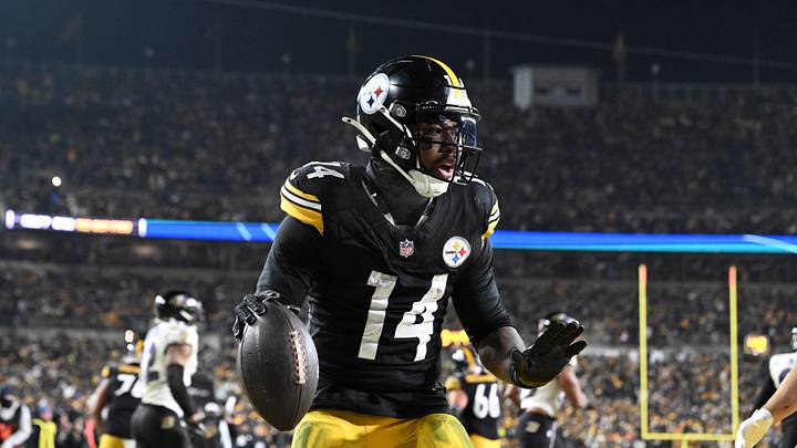 Jan 4, 2026; Pittsburgh, Pennsylvania, USA; Pittsburgh Steelers running back Kenneth Gainwell (14) rushes for a touchdown against the Baltimore Ravens during the second half at Acrisure Stadium. Mandatory Credit: Barry Reeger-Imagn Images Jan 4, 2026; Pittsburgh, Pennsylvania, USA; Pittsburgh Steelers running back Kenneth Gainwell (14) rushes for a touchdown against the Baltimore Ravens during the second half at Acrisure Stadium. Mandatory Credit: Barry Reeger-Imagn Images