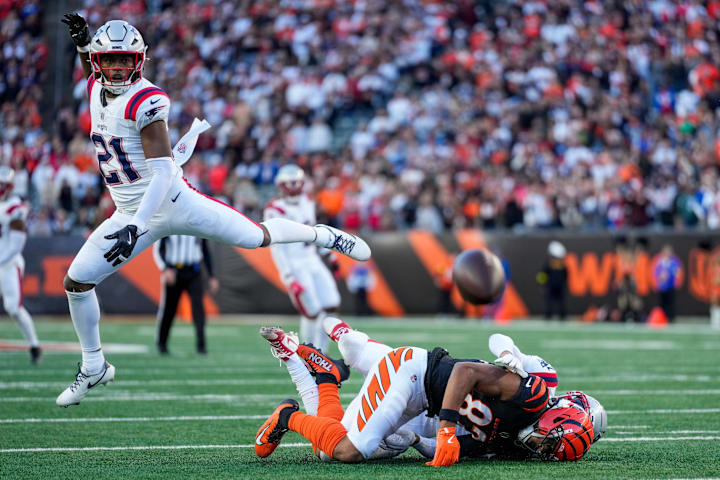 Nov 23, 2025; Cincinnati, Ohio, USA; New England Patriots cornerback Carlton Davis III (7) breaks up a pass to Cincinnati Ben Nov 23, 2025; Cincinnati, Ohio, USA; New England Patriots cornerback Carlton Davis III (7) breaks up a pass to Cincinnati Ben