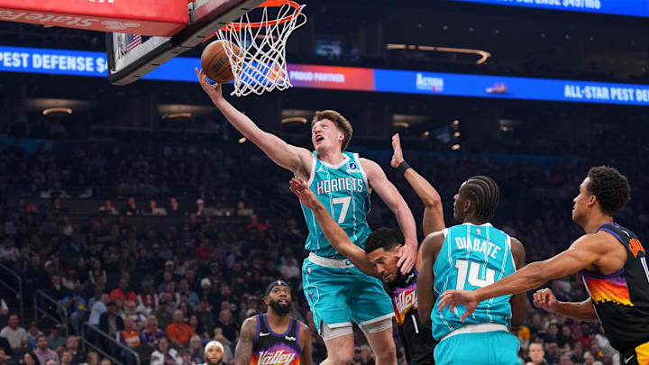 Charlotte Hornets guard Kon Knueppel (7) puts up a layup against the Phoenix Suns