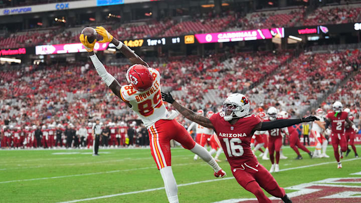 Aug 9, 2025; Glendale, Arizona, USA; Kansas City Chiefs tight end Jason Brownlee (89) makes a touchdown catch against Arizona Cardinals cornerback Max Melton (16) during the first half at State Farm Stadium. Mandatory Credit: Joe Camporeale-Imagn Images