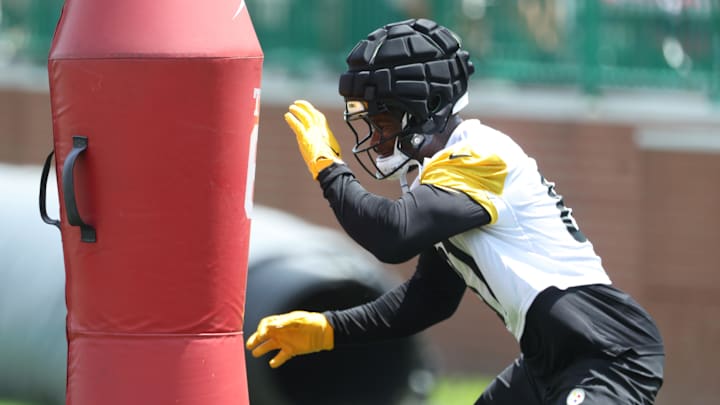 Jul 24, 2025; Latrobe, PA, USA;  Pittsburgh Steelers tight end Jonnu Smith (81) participates in drills during training camp at Saint Vincent College. Mandatory Credit: Charles LeClaire-Imagn Images