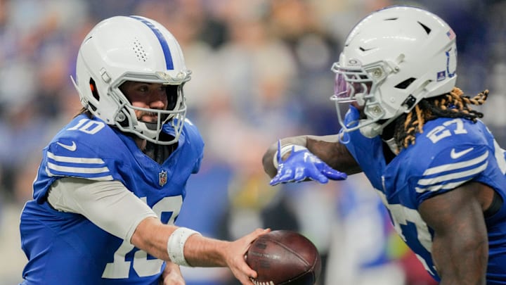 Indianapolis Colts quarterback Gardner Minshew II (10) hands the ball off to Indianapolis Colts