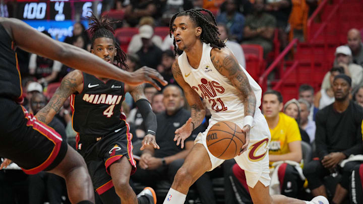 Mar 24, 2024; Miami, Florida, USA;  Cleveland Cavaliers forward Emoni Bates (21) drives to the basket against the Miami Heat during the second half at Kaseya Center. Mandatory Credit: Jim Rassol-Imagn Images