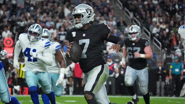 Nov 17, 2025; Paradise, Nevada, USA; Las Vegas Raiders quarterback Geno Smith (7) runs with the ball against the Dallas Cowboys during the second half at Allegiant Stadium. Mandatory Credit: Kirby Lee-Imagn Images Nov 17, 2025; Paradise, Nevada, USA; Las Vegas Raiders quarterback Geno Smith (7) runs with the ball against the Dallas Cowboys during the second half at Allegiant Stadium. Mandatory Credit: Kirby Lee-Imagn Images