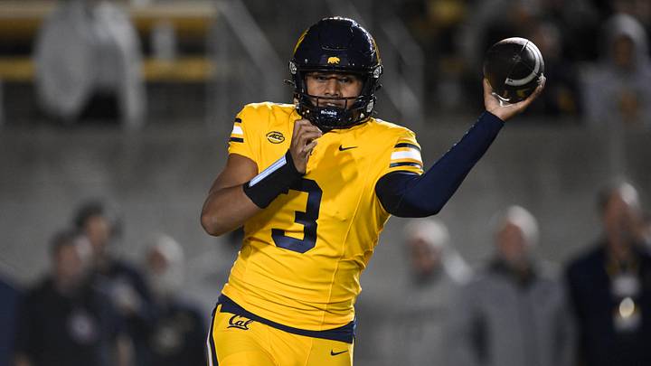 Quarterback Jaron-Keawe Sagapolutele 