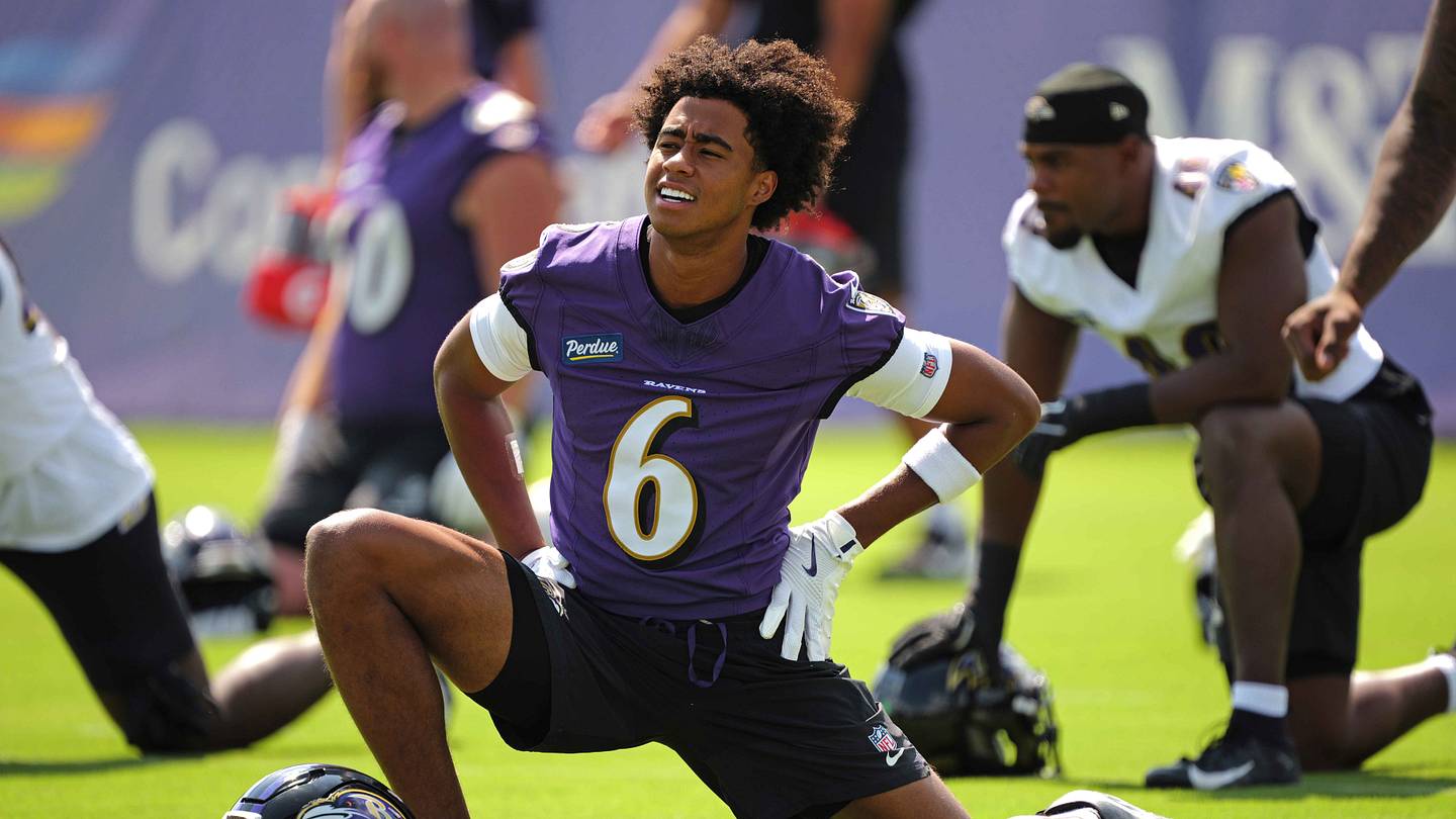 Giocatore di football americano in allenamento con i Ravens, con un’atmosfera di entusiasmo e attenzione