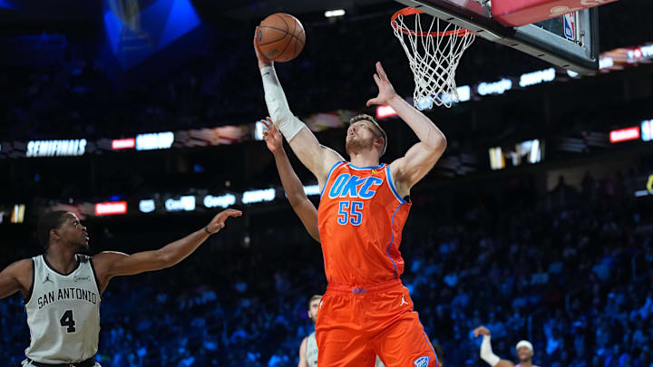 Dec 13, 2025; Las Vegas, Nevada, USA; Oklahoma City Thunder center Isaiah Hartenstein (55) catches the pass as San Antonio Spurs guard De'Aaron Fox (4) looks on during the first quarter at T-Mobile Arena. Mandatory Credit: Kirby Lee-Imagn Images
