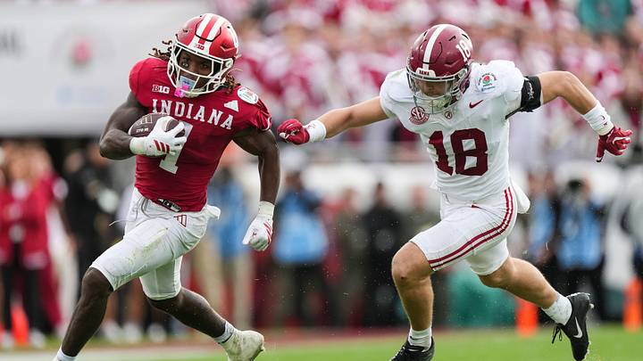 Indiana Hoosiers running back Roman Hemby (1) rushes past Alabama Crimson Tide defensive back Bray Hubbard (18) on Thursday, Jan. 1, 2026, during the 112th annual Rose Bowl game in Pasadena. Indiana Hoosiers defeated the Alabama Crimson Tide 38-3.